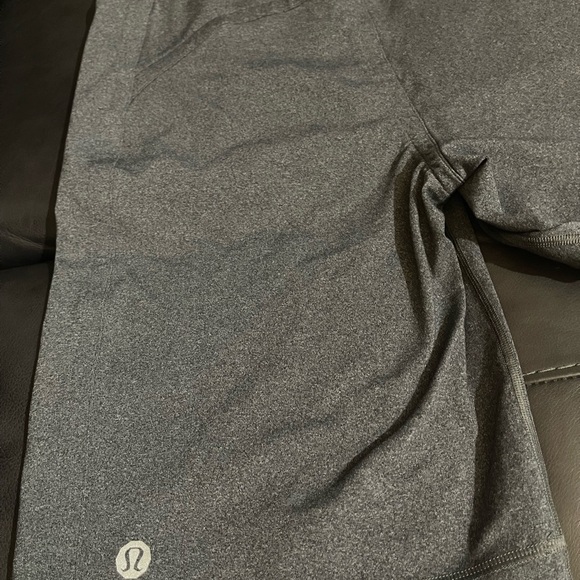 Lululemon men’s  Gray Athletic shorts, so soft and comfortable - Picture 5 of 9